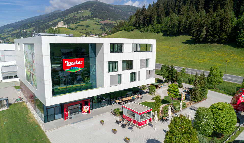 Sommerliche Aussenansicht der Firma Loacker aus der Vogelperspektive