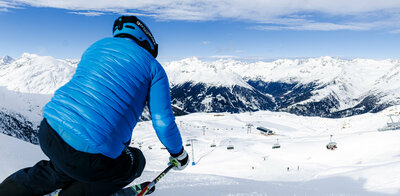 Ein Skifahrer auf den Pisten des Skizentrum St. Jakob i. D..