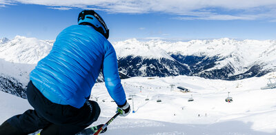 Ein Skifahrer auf den Pisten des Skizentrum St. Jakob i. D..