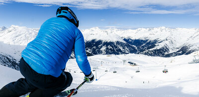 Ein Skifahrer auf den Pisten des Skizentrum St. Jakob i. D..