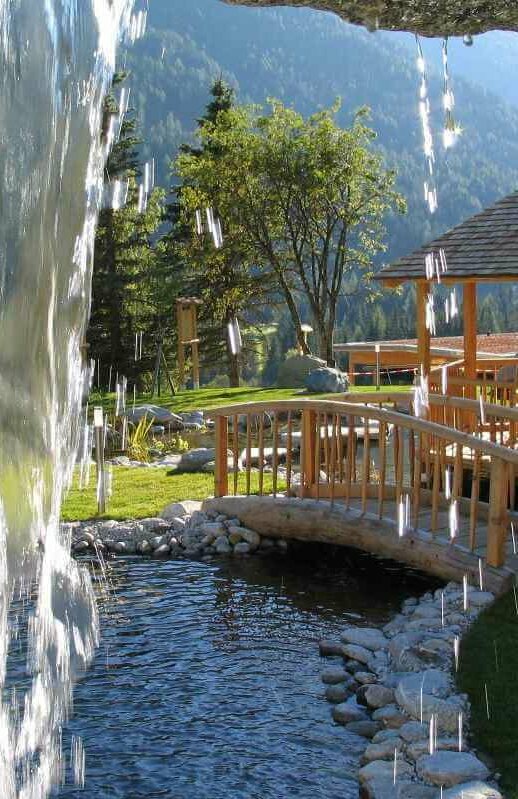 Der Pavillon und der Teich beim Haus des Wassers in St. Jakob i. D.. Das Bild wurde hinter dem kleinen Wasserfall gemacht, da man diesen am Bildrand wie einen Vorhang erkennen kann.