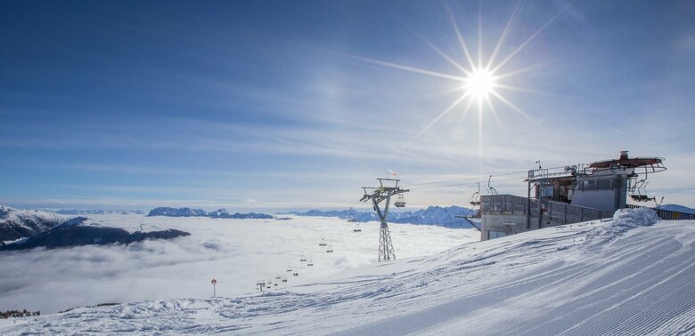 Liftstation bei strahlenden Sonnenschein im Skigebiet Sillian 