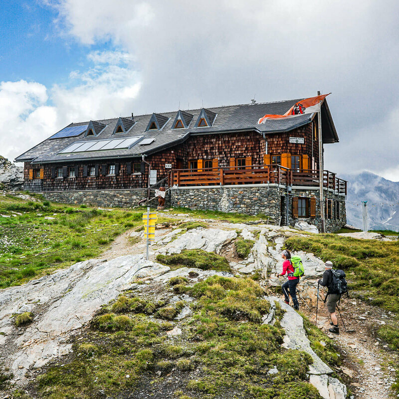 Badener Hütte am Adlerweg Osttirol Etappe 4 Zwei Personen kurz vor der Badener Hütte am Adlerweg in Osttirol, Etappe 4.
