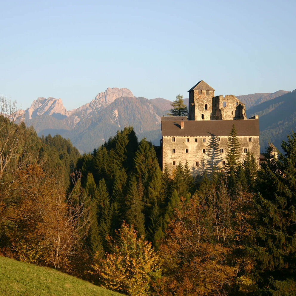 Die Burg Heinfels thront auf ihrer Erhebung an einem herrlichen Sommertag.