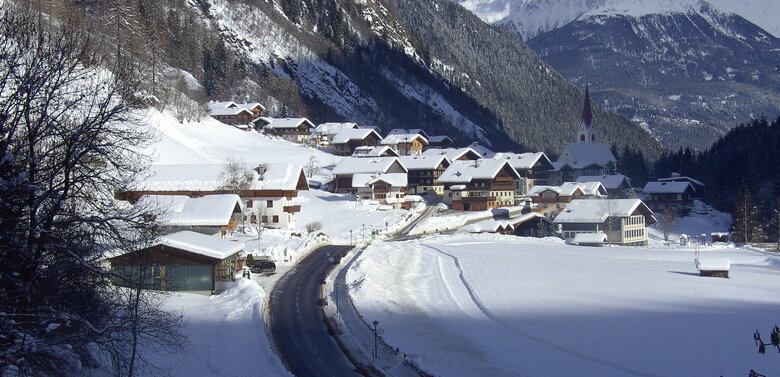 Das winterliche Hopfgarten i. D. mit dem verschneiten Schober im Hintergrund.