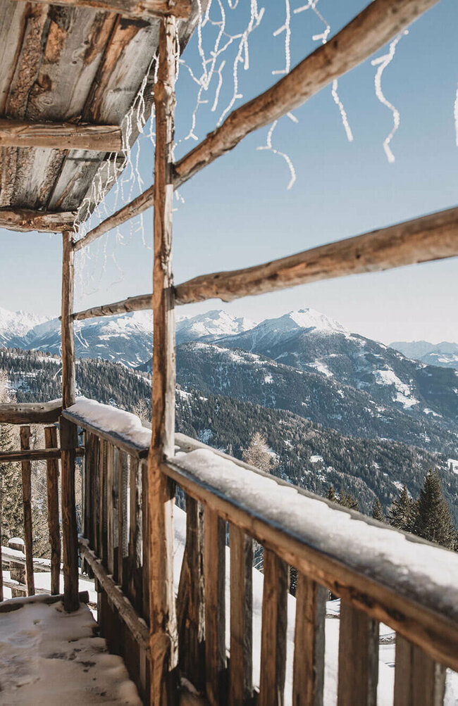 Winteraussicht von einer Hütte Aussicht von der hölzernen Naturfreundehütte Zettersfeld bei herrlichem Winterwetter.