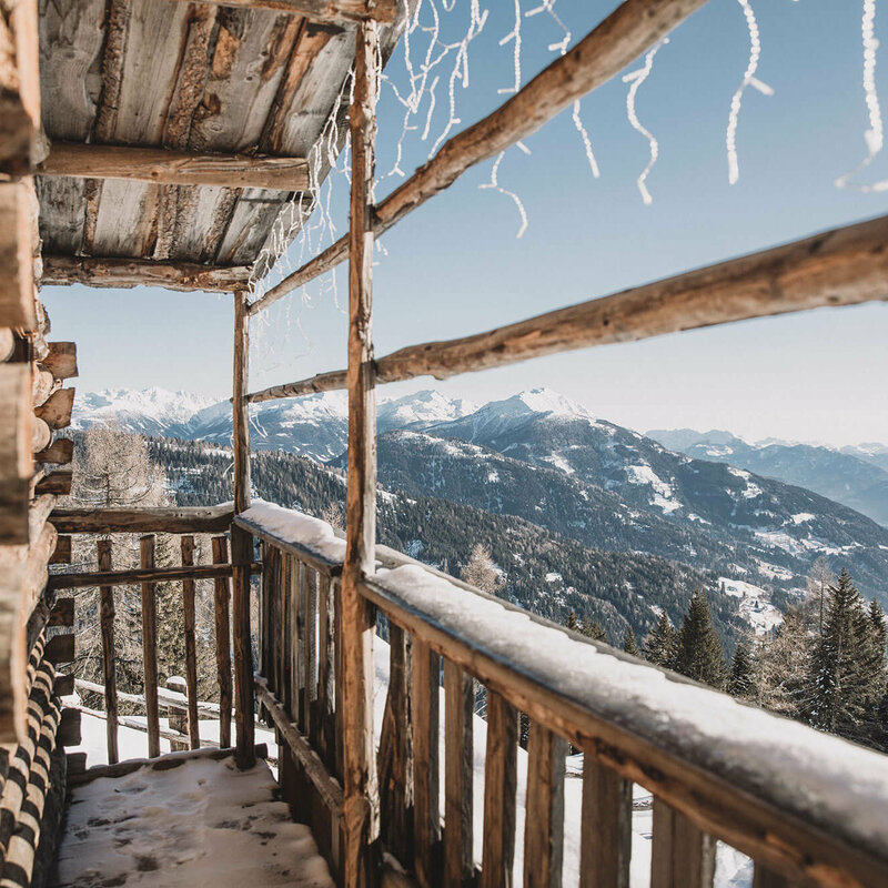 Aussicht von der hölzernen Naturfreundehütte Zettersfeld bei herrlichem Winterwetter.