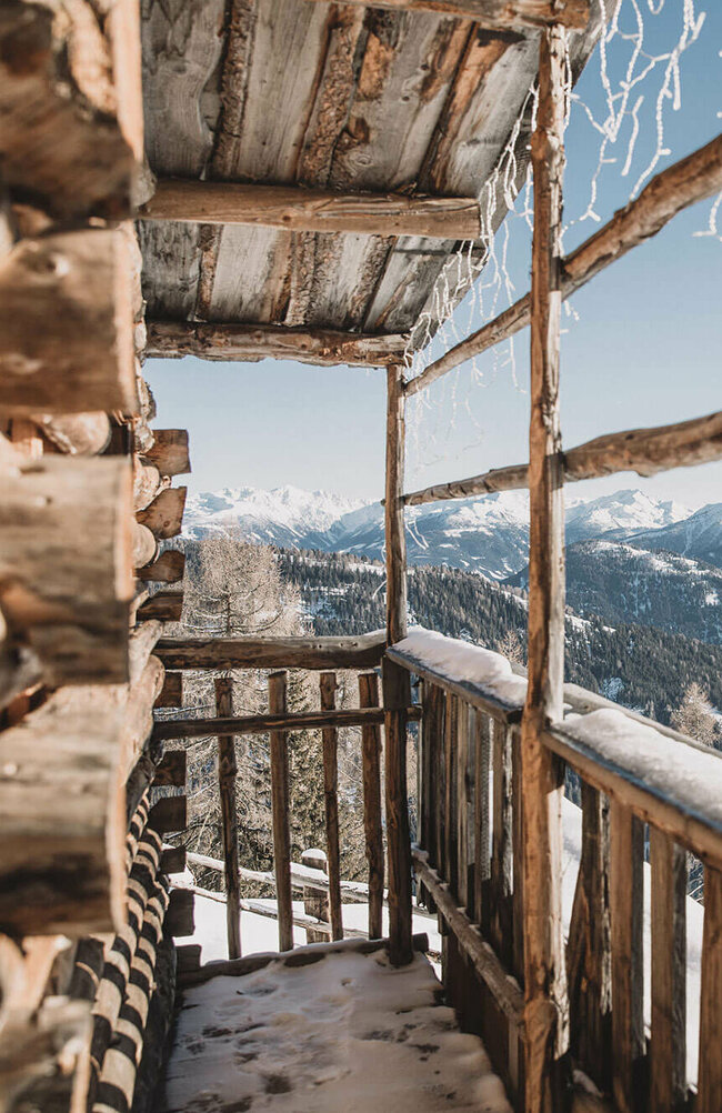 Aussicht von der hölzernen Naturfreundehütte Zettersfeld bei herrlichem Winterwetter.