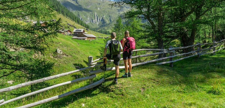Weitwandern auf der Glocknerkrone in Osttirol, Etappe 1. Zwei Wanderer genießen den Blick auf die Äußere Steiner Alm.