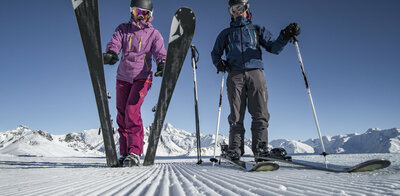 Zwei Personen beim Skifahren im GG-Resort
