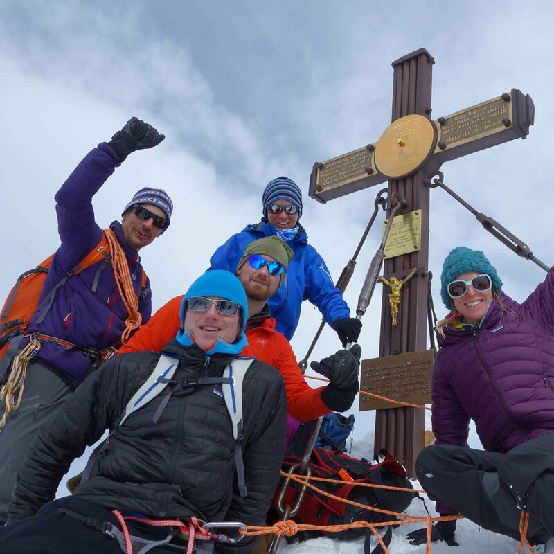 Steve House mit einer Gruppe vor dem Gipfelkreuz am Glocknergipfel