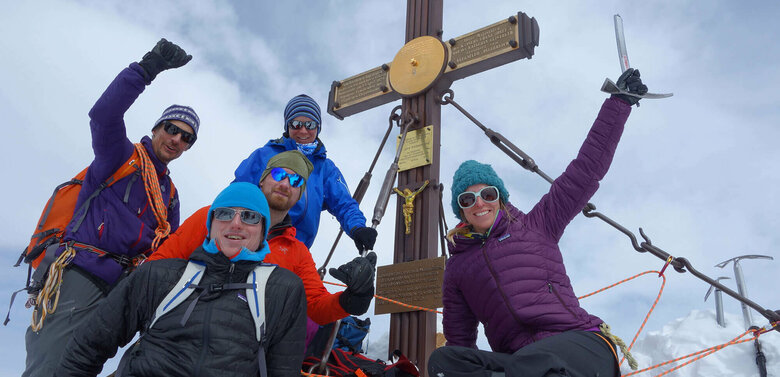 Steve House am Glocknergipfel Steve House mit einer Gruppe vor dem Gipfelkreuz am Glocknergipfel