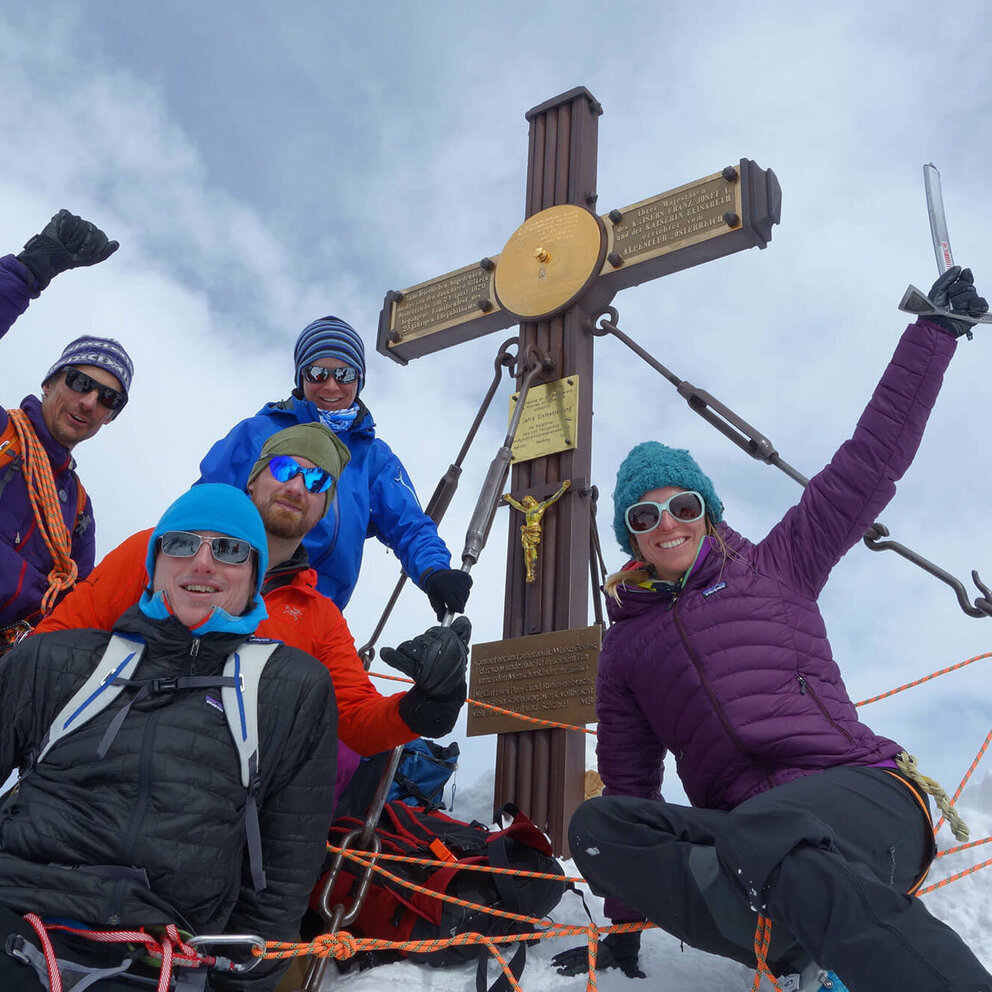 Steve House mit einer Gruppe vor dem Gipfelkreuz am Glocknergipfel