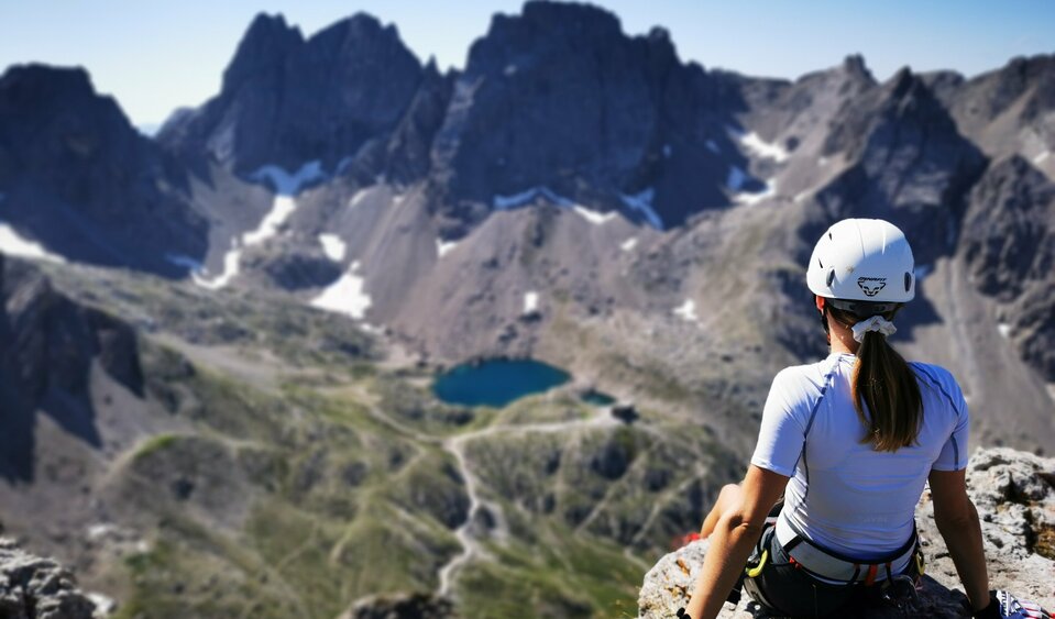 Ausblick auf Laserzsee Frau sitzt und genießt den herrlichen Ausblick auf den Laserzsee in den Lienzer Dolomiten