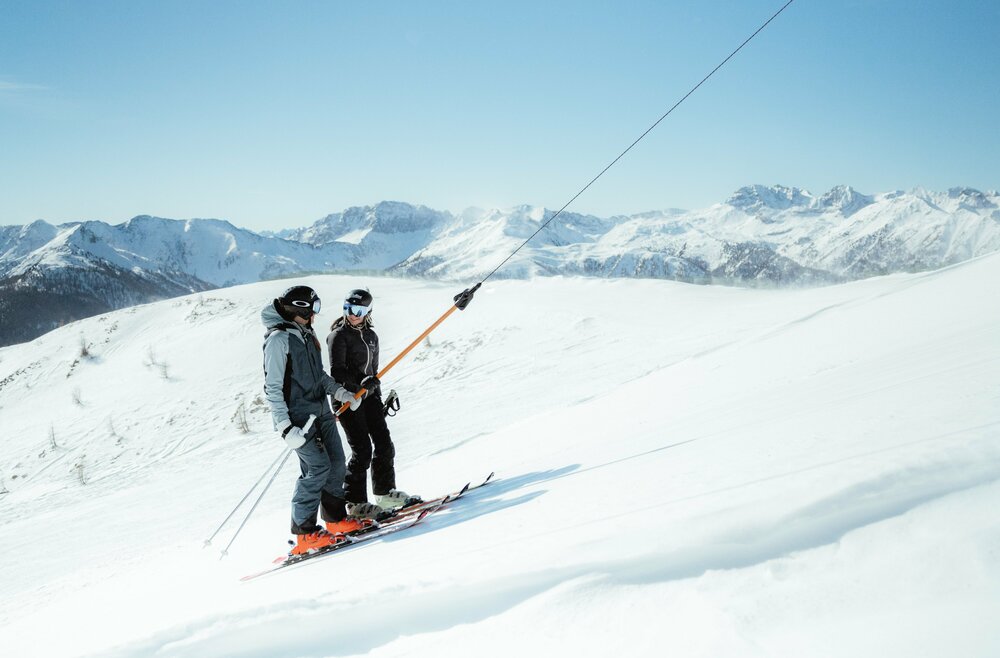Zwei Personen beim Schleppliftfahren - Golzentipp Obertilliach