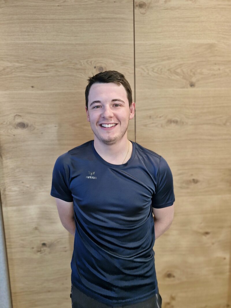Elias Mattersberger in schwarzem T-Shirt.
