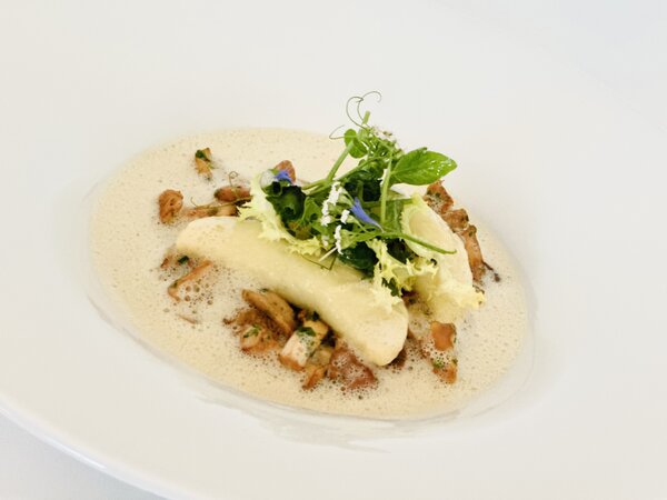 Eierschwammerl-Kartoffeltascherl Teller mit Eierschwammerl Kartoffeltascherl Gericht.