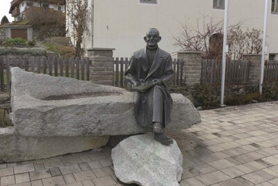 Reimmichlbrunnen Der Reimmichlbrunnen in St. Veit i. D.. Eine Statue des legendären "Reimmichls" aus einem Metall gefertigt, in einer sitzenden Position auf dem aus Stein gefertigten Brunnen.