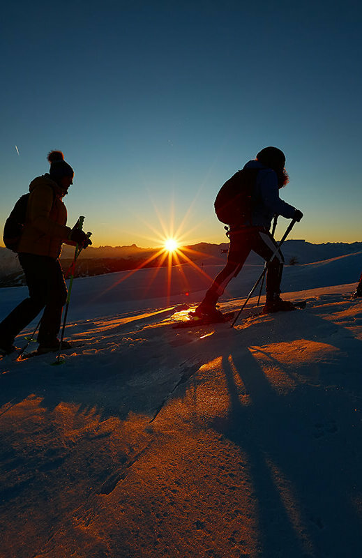 Sonnenuntergangswanderung am Zettersfeld Schneeschuhwanderer:innen bei einer Sonnenuntergangswanderung am Zettersfeld