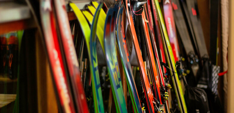 mehrere verschiedene Ski stehen nebeneinander