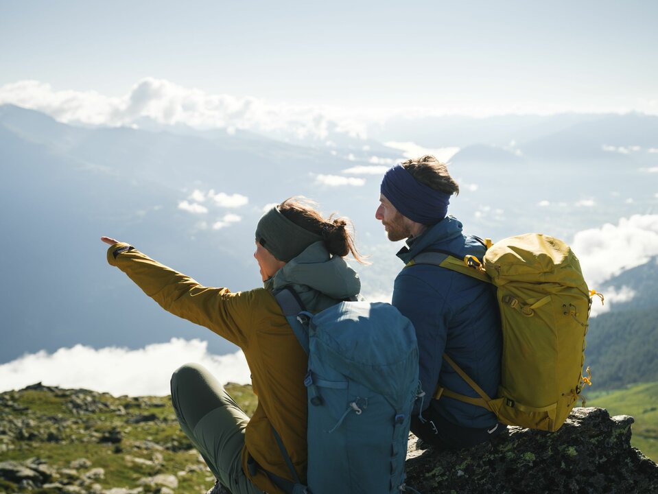 Aussicht am Bösen Weibele Ein Paar mit Rucksäcken genießt die Aussicht am Bösen Weibele. Die Frau zeigt dem Mann etwas in der Ferne.