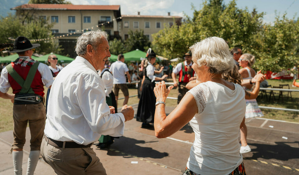 Leute tanzen am Sommerfest Lienz