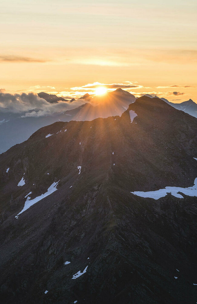 Blick auf den Sonnenaufgang in den Villgrater Bergen.