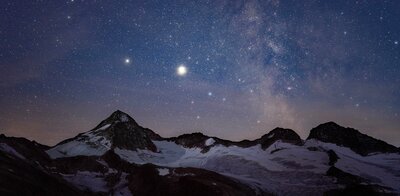 Sterne im Nationalpark Hohe Tauern oberhalb der gigantischen Bergkulisse