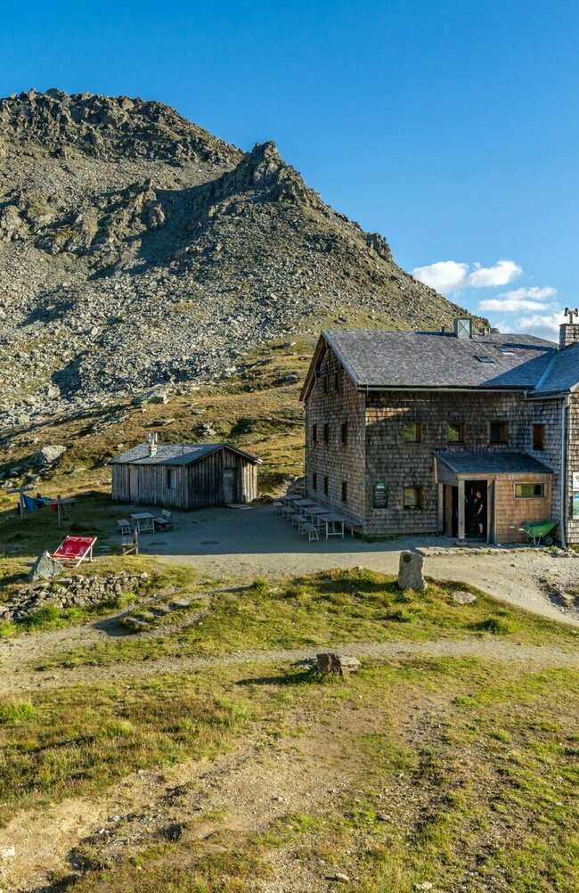 Etappe 4 der Glocknerkrone: Glorer Hütte am Bergpfad in Osttirol bei Kals am Großglockner – beliebte Station beim Weitwandern.