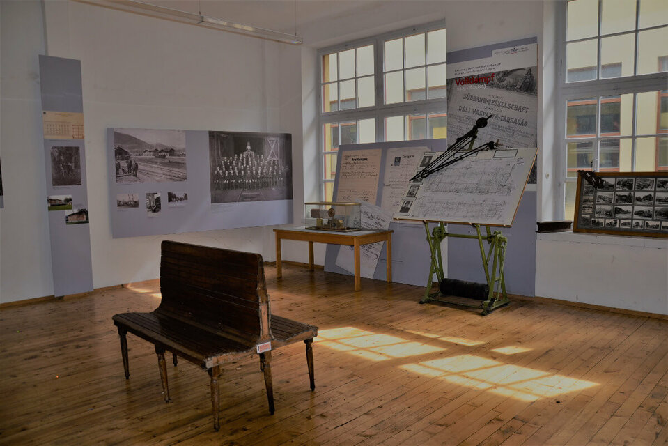Ausstellungsraum des Eisenbahnmuseums in Lienz. Gezeigt werden historische Bilder des Bahnhofs
