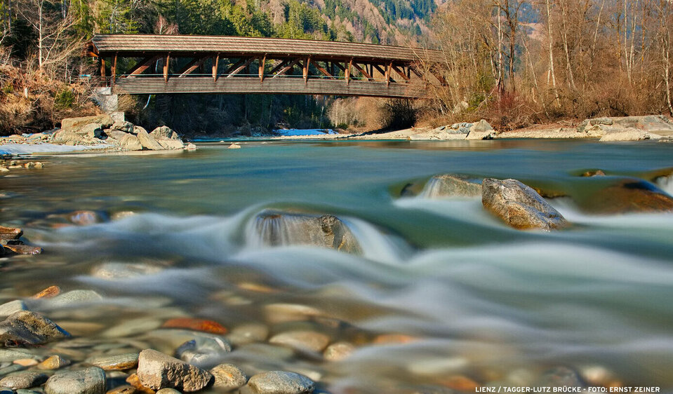 Die Tagger-Lutz-Brücke in Lienz mit schweinbar seidig-fließendem Gletscherwasser der Isel. 
