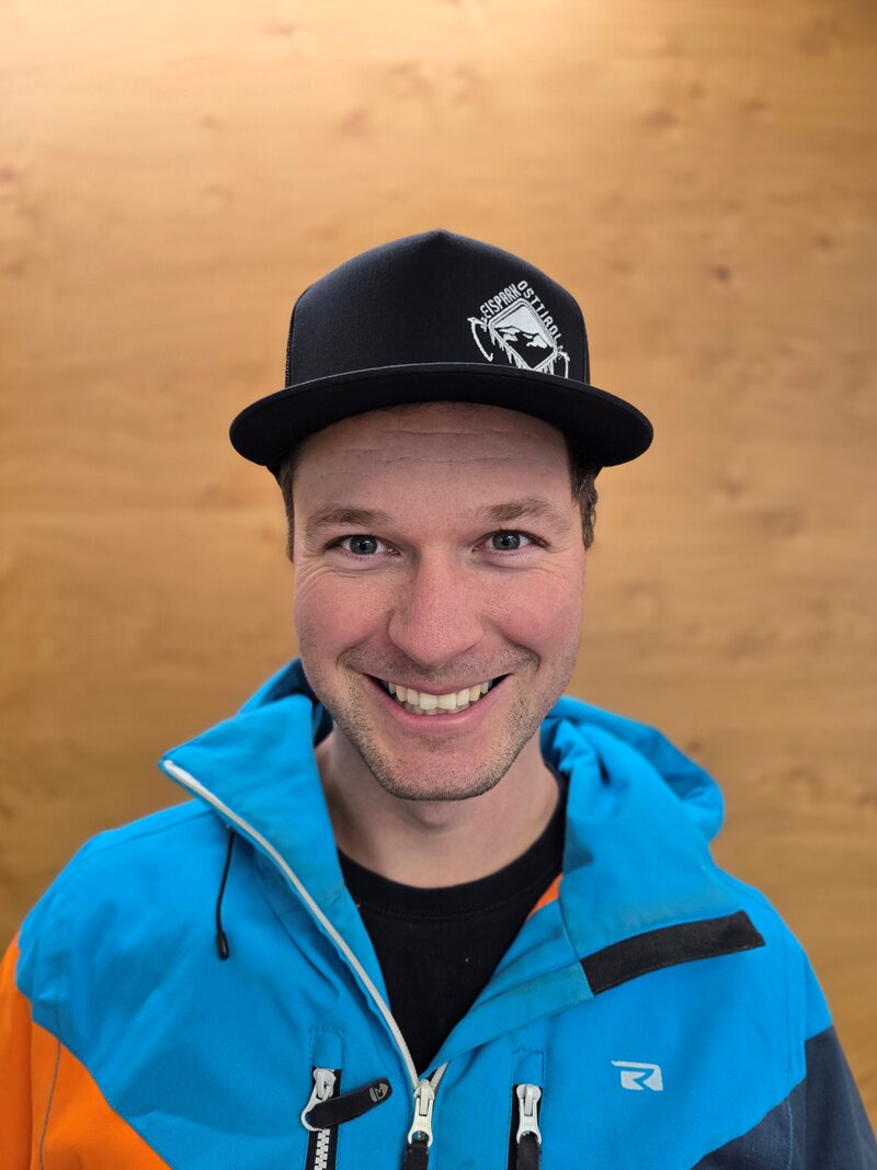 Rupert Steiner in bunter Jacke und schwarzer Schildkappe.