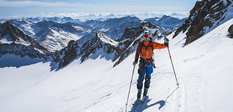 Kleine südliche Malhamkees- Dolomiten im Hintergrund Skitourengeher mit orangener Jacke und Blick auf die kleine südliche Malhamkees mit den Dolomiten im Hintergrund.