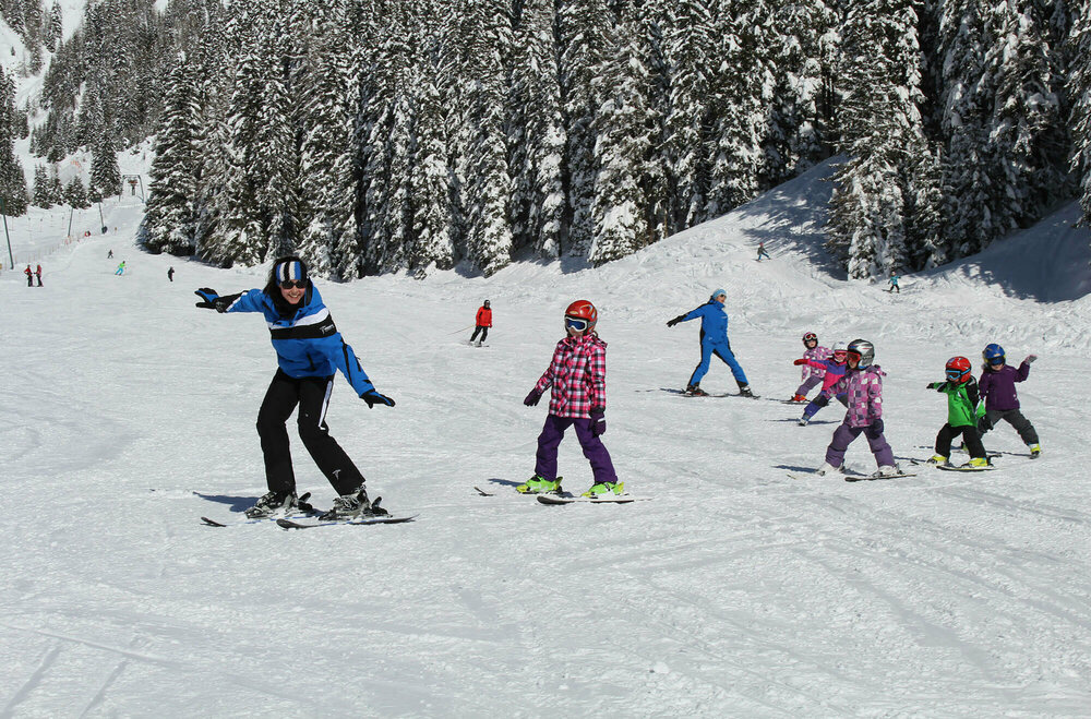 Kinder beim Skifahren im Skikurs mit Skilehrer im Familienskigebiet Golzentipp - Obertilliach