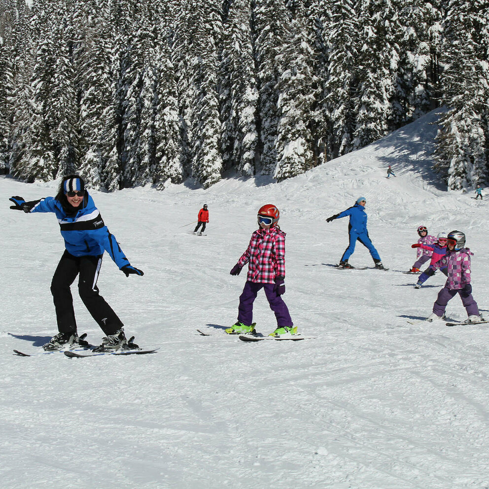 Kinder beim Skifahren im Skikurs mit Skilehrer im Familienskigebiet Golzentipp - Obertilliach
