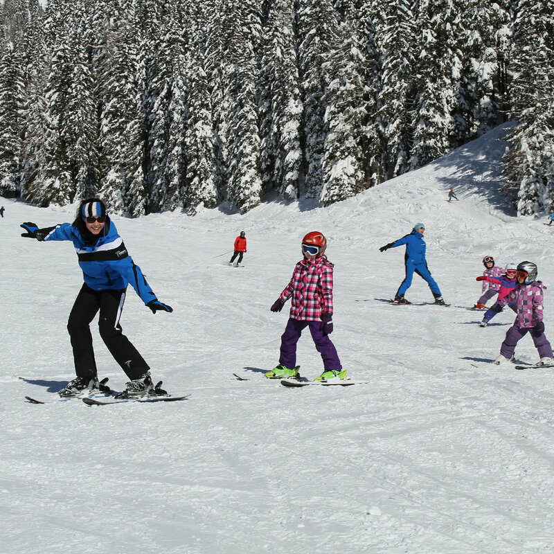 Kinder beim Skifahren im Skikurs mit Skilehrer im Familienskigebiet Golzentipp - Obertilliach