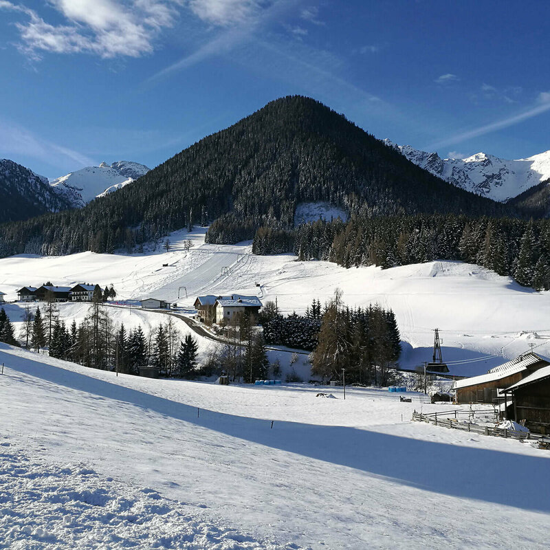 Blick auf den Kanterlift in Kartitsch bei sonnigem Wetter von der gegenüberliegenden Talseite