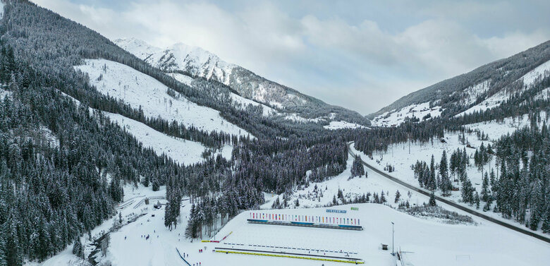 Drohnenaufnahme des Biathlonstadions in Obertilliach mit herrlich präparierten Loipen.