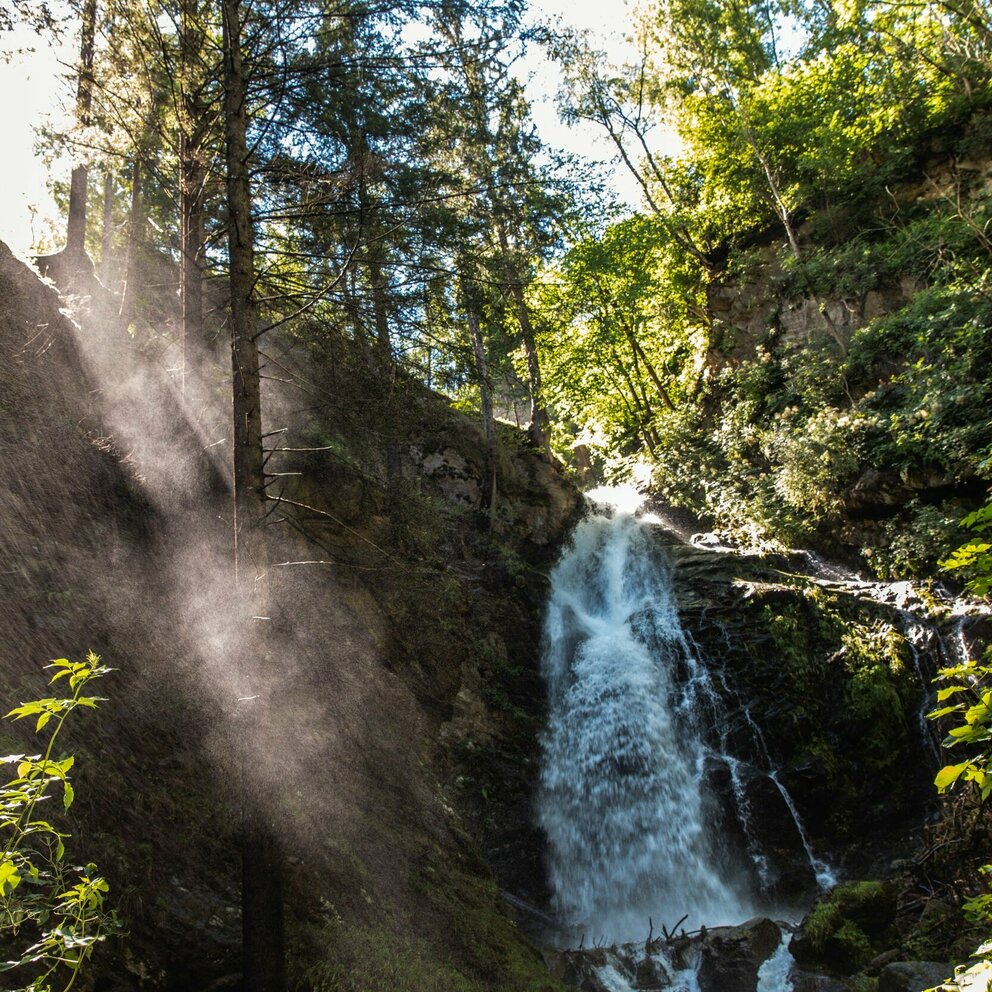 Daberer Wasserfall Der Daberer Wasserfall in einem märchenhaften Wald. Die Sonne blitzt zwischen den Bäumen hindurch.