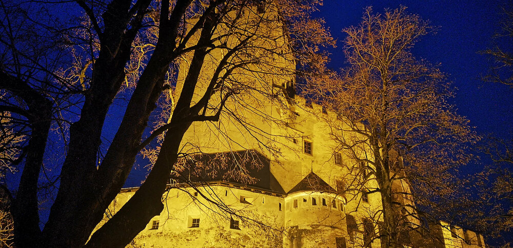 Schloss Bruck beleuchtet bei Nacht