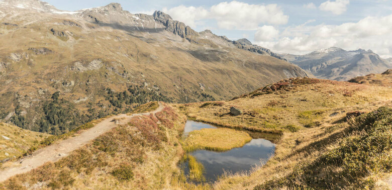 See im Gschlösstal, welcher aussieht wie das Auge Gottes. Daneben führt der Steig eines Wanderweges vorbei.
