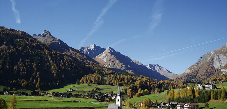 Blick auf die Gemeinde Kals-Großdorf in Osttirol an einem sonnigen Tag.