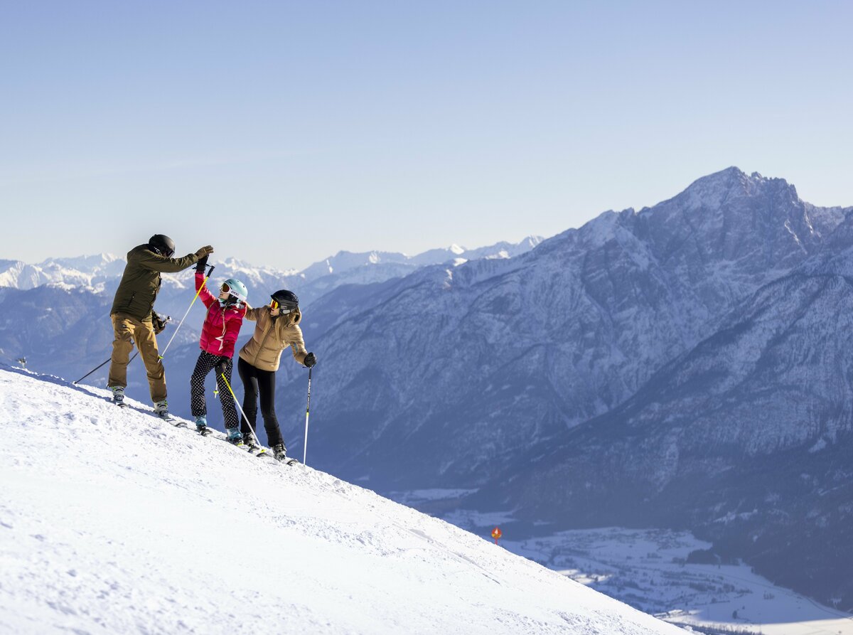 Jawoll! Familie beim Skifahren im Skigebiet Zettersfeld Lienz