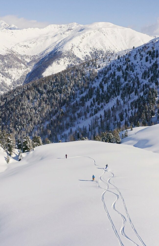 Skitour Abfahrt in Villgraten Skitourengeher:innen bei der Abfahrt in Villgraten