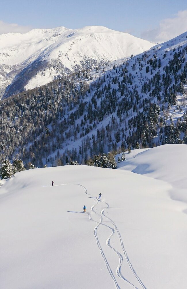 Skitourengeher:innen bei der Abfahrt in Villgraten