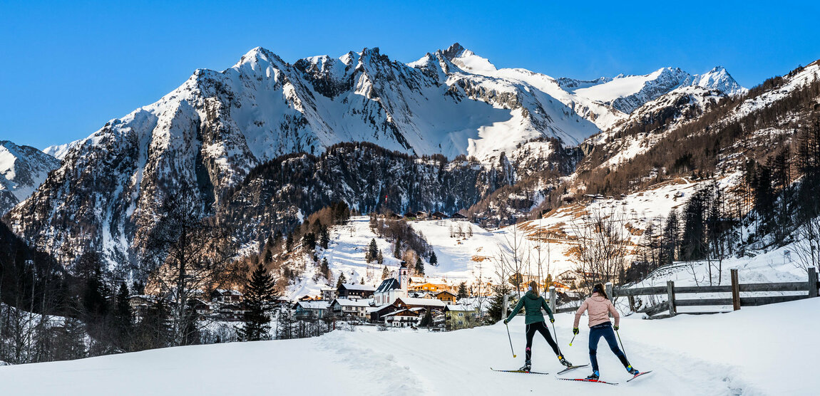 Langlaufen in Prägraten Dorfblick beim Langlaufen in Prägraten mit einer mächtigen Bergkulisse im Hintergrund