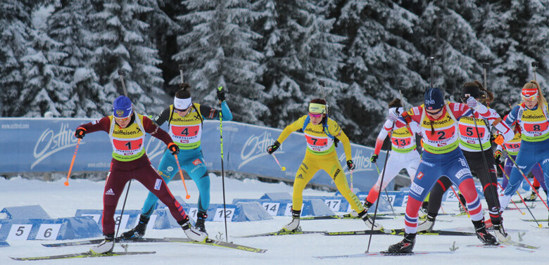 Massenstart der Biathleten beim IBU-Cup in Obertilliach