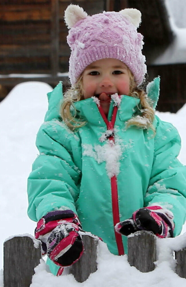 Kind spielt im tiefen Schnee