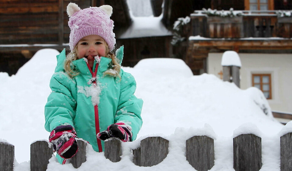 Spielplatz Schnee Kind spielt im tiefen Schnee