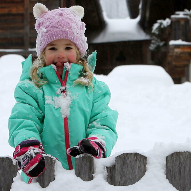 Kind spielt im tiefen Schnee